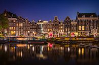 Amsterdamse grachtenpanden in de avond van Edwin Mooijaart thumbnail