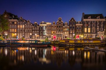 Amsterdamse grachtenpanden in de avond