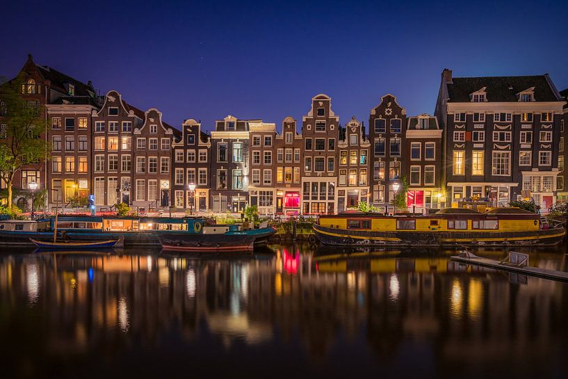 Amsterdamer Grachtenhäuser am Abend von Edwin Mooijaart