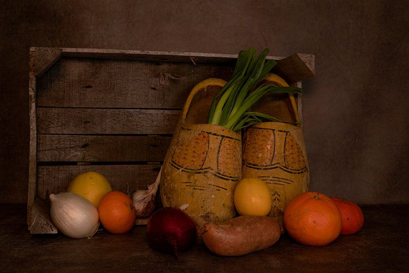 Stillleben mit Holzschuhen in einer alten Holzkiste mit Obst von ChrisWillemsen