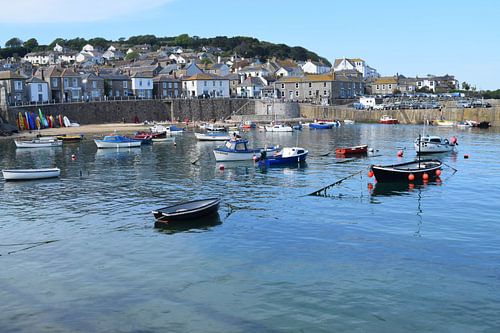 Gekleurde bootjes in haven van klein stadje in Cornwall