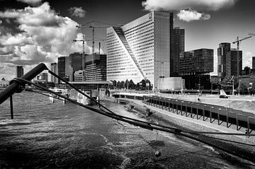 Rotterdam, uitzicht op de Boompjes vanaf de Willemsbrug van Peter Hofwegen