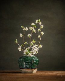 Stillleben „Blüte im Ingwerglas“ von Mariska Vereijken