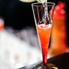 Champagne rode cocktail op een bar. van Jan van Dasler