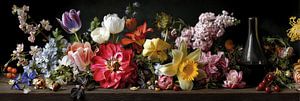 Dunkle Vase zwischen bunten Frühlingsblumen Panorama