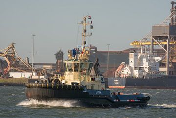 Sleepboot Lynx onderweg van de sluizen naar IJmuiden. van scheepskijkerhavenfotografie