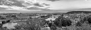 Blick über die Moldaubrücken in Prag | Panorama Monochrom