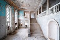 Riesige verlassene Treppe im Verfall. von Roman Robroek – Fotos verlassener Gebäude Miniaturansicht
