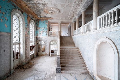 Énorme escalier abandonné en décomposition.