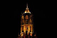 Lantaarn van de Utrechtse Domtoren bij avond.