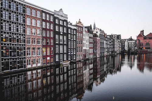 Damrak Relfection in red