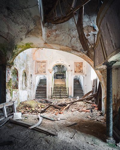 Église abandonnée en décrépitude.