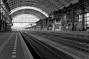 Station Haarlem Black / White by Anton de Zeeuw