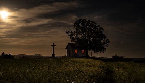 Nuit au clair de lune près d'une chapelle