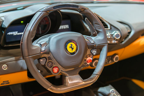 Ferrari 488 Spider sportwagen dashboard