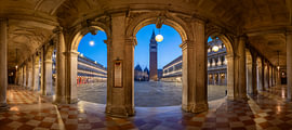 Morgenlicht auf dem Markusplatz in Venedig. von Bart Ceuppens