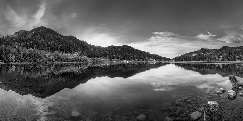 Spitzingsee in Bayern in schönen schwarz weiß Tönen von Manfred Voss, Schwarz-weiss Fotografie