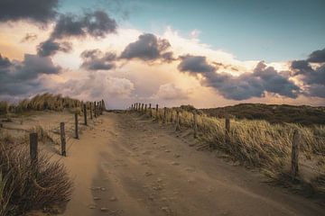 Strandopgang met wolken van Dirk van Egmond