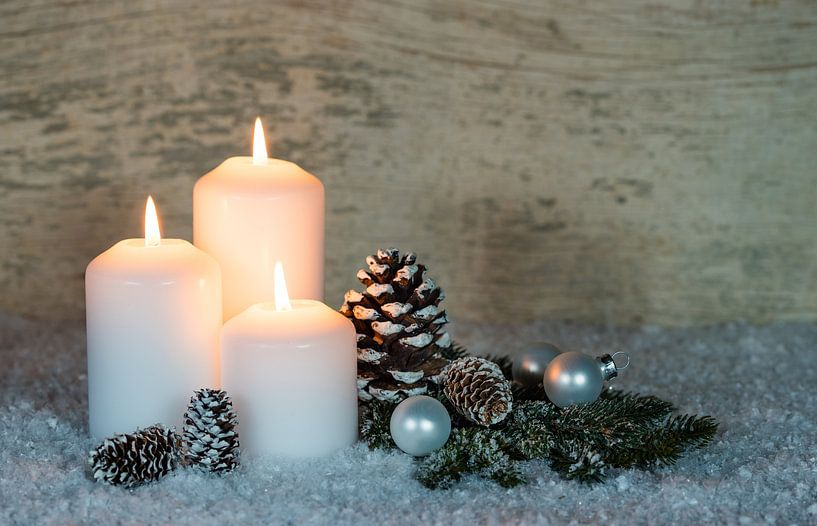 Kerst- en adventskaarsen met natuurlijke versiering en ornamenten op sneeuw van Alex Winter