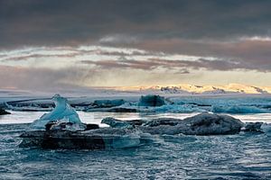 Lagune glaciaire avec glace bleue sur Ralf Lehmann
