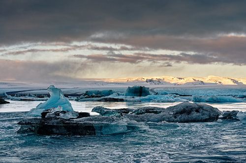 Gletsjerlagune met blauw ijs