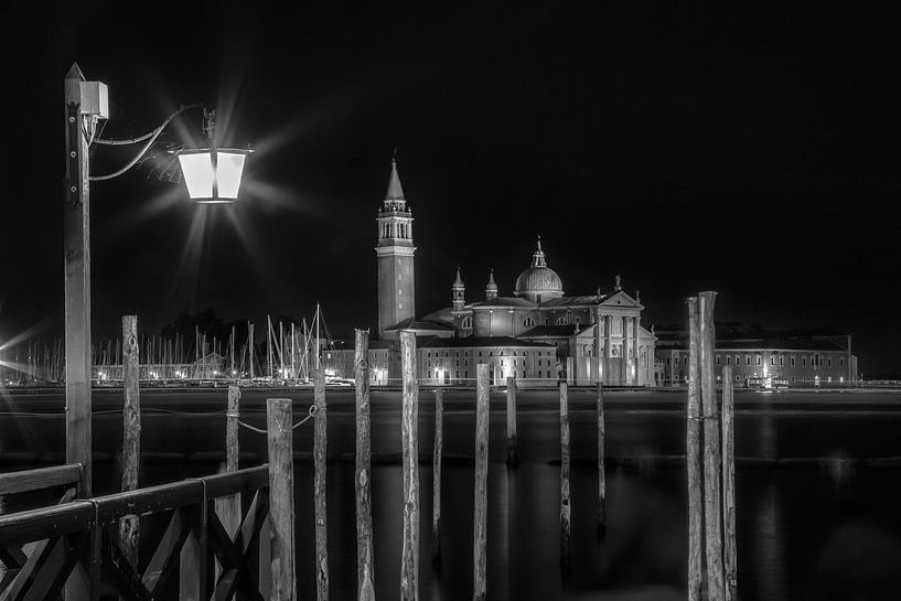 VENICE San Giorgio Maggiore bij nacht z/w van Melanie Viola