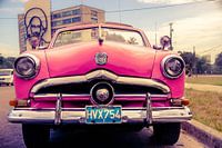 Rosa Oldtimer in den Straßen von Havanna, Kuba