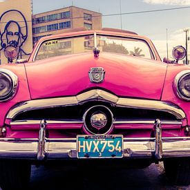 Roze klassieke auto in de straten van Havana, Cuba van mike van schoonderwalt