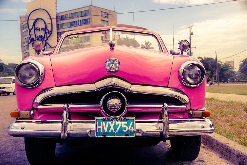 Une voiture classique rose dans les rues de La Havane, Cuba par mike van schoonderwalt