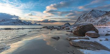 Uttakleiv strand, Lofoten eilanden in Noorwegen van lousfoto