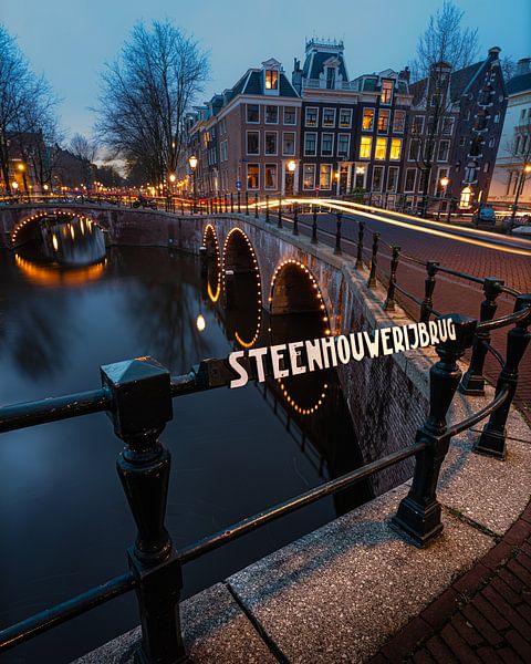 Amsterdamer Grachten in der blauen Stunde von Bas Banga