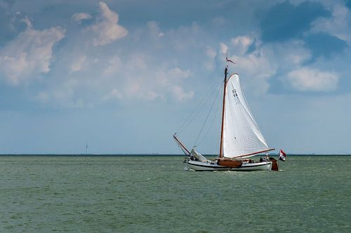 Historische zeilboot op het ijsselmeer