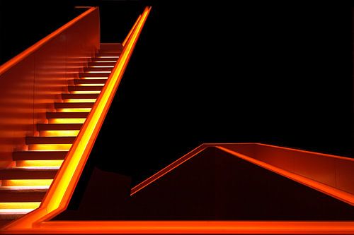 Lignes en néon d'un escalier