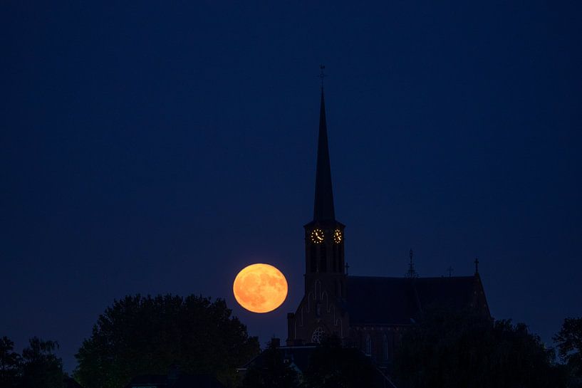 The strawberry moon over Elshout by Zwoele Plaatjes