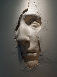 Portret door de wand, ontwaakt uit de stilte