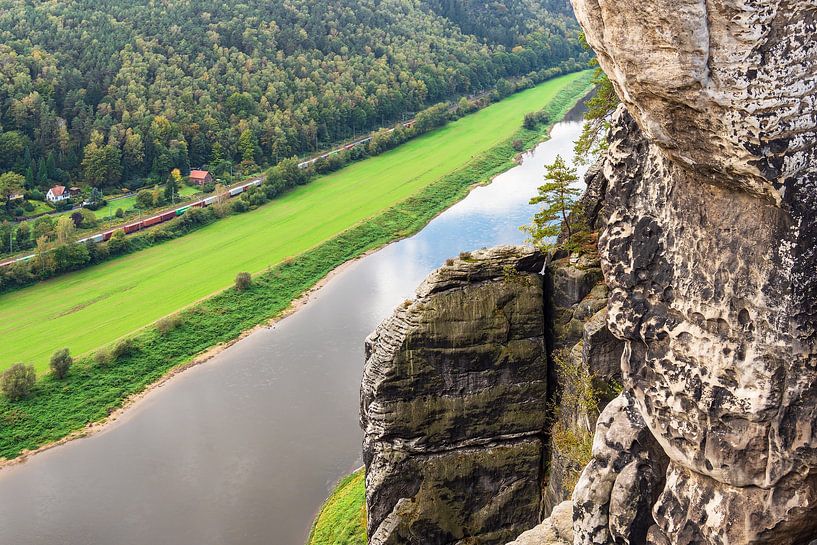 Uitzicht over de Elbe naar Saksisch Zwitserland van Rico Ködder