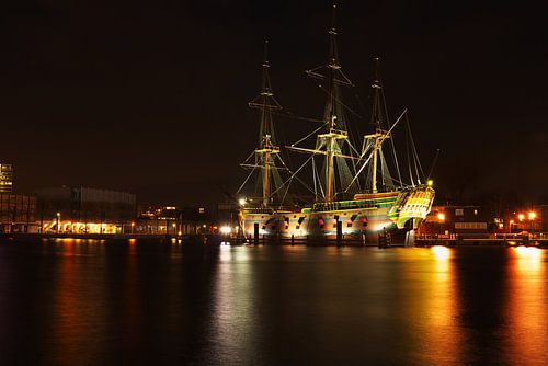De Amsterdamse haven bij nacht met het VOC schip