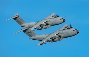 Zwei malaysische Airbus A400M-Transportflugzeuge.