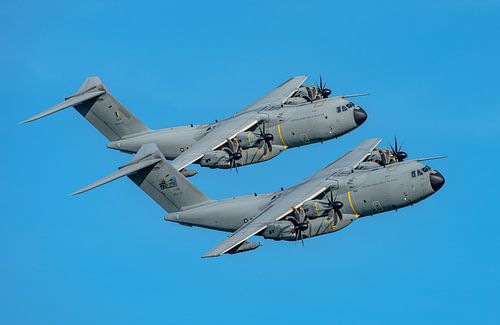 Twee Maleisische Airbus A400M transportvliegtuigen.