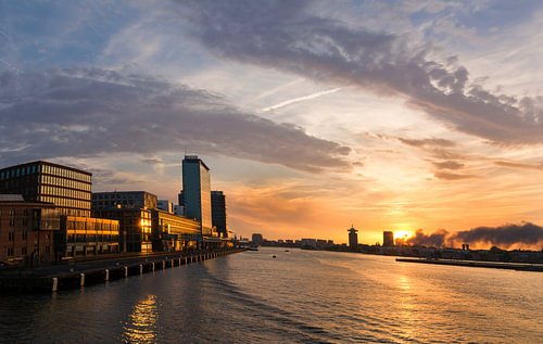 Sonnenuntergang am Passenger Terminal in Amsterdam Veemkade