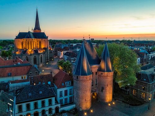 Kampen Koornmarktspoort en Bovenkerk tijdens zonsondergang