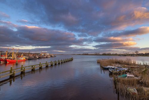 Het laatste licht valt op de haven van Zoutkamp