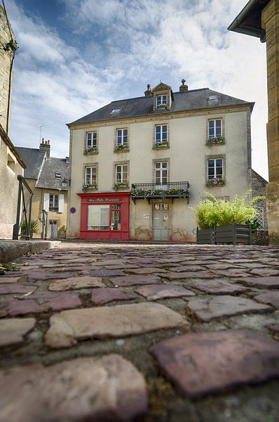 Straßenszene von Bayeux von Mark Bolijn