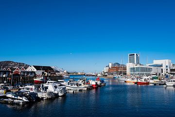 Hafenstadt Bodo in Norwegen im Winter bei Sonnenschein und blauem Himmel von Robert Ruidl