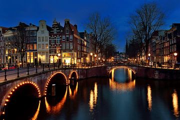 Les canaux d'Amsterdam la nuit sur John Leeninga