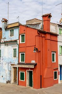 Bunte Straßenszene Burano Venedig