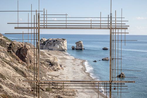 Rots van Aphrodite op Cyprus met stalen frame