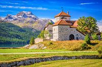Imposant kasteel bij het meer van Silvaplana in de regio Engadin (Graubünden, Zwitserland)