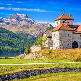 Imposant kasteel bij het meer van Silvaplana in de regio Engadin (Graubünden, Zwitserland) van Chris Rinckes