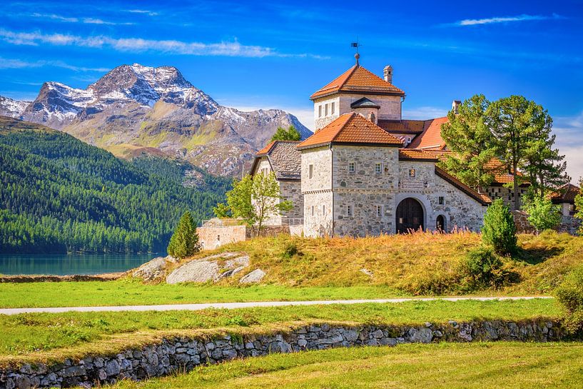 Imposant kasteel bij het meer van Silvaplana in de regio Engadin (Graubünden, Zwitserland) van Chris Rinckes